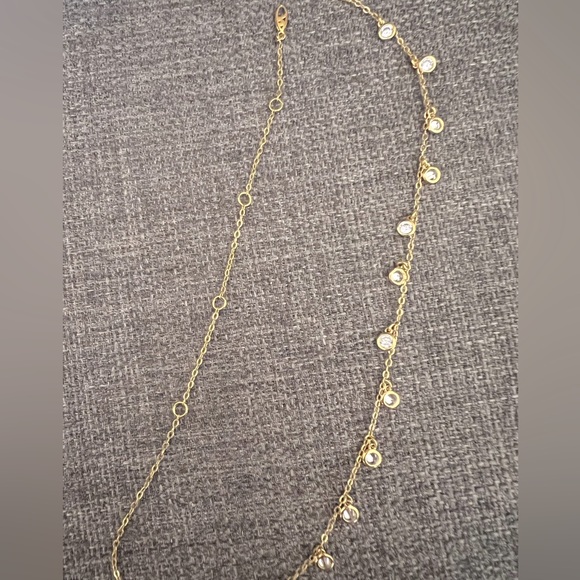 Gold tone necklace with Diamond like embezzled detail - Picture 3 of 4